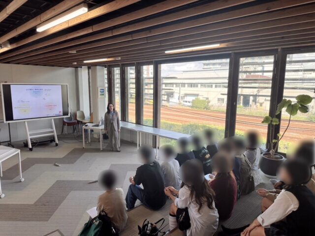 🏫神奈川県立光陵高等学校の皆さんが来社されました✨

こんにちは！AtomsWorldの佐野です。

本日、「あまがさき探究プログラム」の取り組みの一環として、神奈川県立光陵高等学校の生徒の皆さんが来社されました😊

「あまがさき探究プログラム」は、尼崎市内の企業などを訪問し、実際の仕事や企業の取り組みを見学し、社会の仕組みや働くことについて学ぶ探究型の教育旅行プログラムです！

今回は、弊社ZEB社屋をご見学いただきながら、ZEBを通じた環境への取り組みや、AtomsWorldグループの取り組みについてご紹介しました🏢✨

今回の見学を通じて、企業の取り組みや仕事について知っていただき、これからの学びや将来について考えるきっかけになればうれしく思います😊

神奈川県立光陵高等学校の皆さん、本日は遠方からお越しいただきありがとうございました！

企業情報はプロフィールのURLから👉 atomsworld.co.jp
弊社ZEB社屋の見学をご希望の方は、ぜひコメント欄からご連絡ください！

#AtomsWorld #光陵高校 #あまがさき探究プログラム #ZEB #会社見学