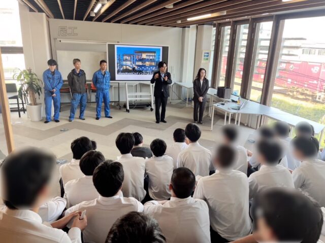 🏫兵庫県立尼崎工業高等学校の皆さんが来社されました✨

こんにちは！AtomsWorldのもっちーです。

本日、兵庫県立尼崎工業高等学校の生徒の皆さんが、「県立高校魅力アップ推進事業」の一環として来社されました😊

「県立高校魅力アップ推進事業」は、各学校が企業と連携し、見学や実習を通じて仕事や技術について学ぶ取り組みです！

今回は、弊社ZEB社屋をご見学いただいたほか、グループ会社の山口電気工事株式会社による溶接作業やケーブル端末作業などの実習も行いました🏢✨

さらに、同校OBで山口電気工事に所属するOくんとKくんも参加！

質問タイムでは、仕事の内容や働く中で感じたことなどについて生徒の皆さんから質問が寄せられ、二人は自身の経験を交えながら答えていました😊

今回の見学や実習が、現場の仕事や技術について知り、将来を考えるきっかけの一つになればうれしく思います✨

兵庫県立尼崎工業高等学校の皆さん、本日はお越しいただきありがとうございました！

企業情報はプロフィールのURLから👉 atomsworld.co.jp
弊社ZEB社屋の見学をご希望の方は、ぜひコメント欄からご連絡ください！

#AtomsWorld #尼崎工業高校#県立高校魅力アップ推進事業 #ZEB #実習