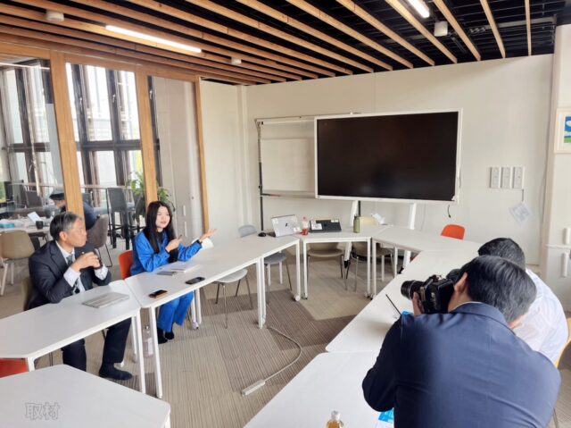 📰建通新聞の取材を受けました✨
こんにちは!AtomsWorldのもっちーです。
本日、建通新聞の方にご来社いただき、グループ会社の山口電気工事株式会社に所属するHさんが取材を受けました😊
取材では、Hさんがこれまでの経験や入社の経緯、今後の目標などについてお話ししました!
記事は1月頃に発刊される予定です📰✨
今回の取材がどのような記事になるのか、今から楽しみです😊
発刊されましたら、改めて皆さんにもご紹介したいと思います!
建通新聞の皆さま、本日はお越しいただきありがとうございました!
企業情報はプロフィールのURLから👉 atomsworld.co.jp
弊社ZEB社屋の見学をご希望の方は、ぜひコメント欄からご連絡ください!
#AtomsWorld #山口電気工事 #建通新聞 #新聞 #インタビュー