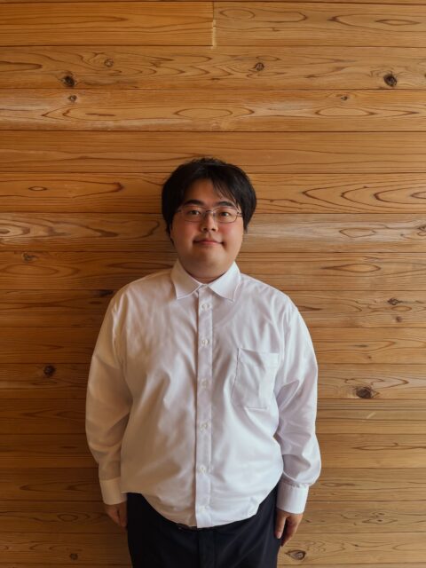 🔸インターンシップ生インタビュー Vol.4🔸

こんにちは！AtomsWorldのもっちーです。

今回は、10月1日からグループ会社の株式会社SpaceGrabのインターンシップに参加しているNくんに、お話を伺いました😊

🤖現在、インターンシップで取り組んでいること →社外の方に四足歩行ロボット「Spot」の魅力をより伝えられるようなシステムを考えています！ また、考えた内容をもとに、実際にテスト走行も行っています💻✨

🤖インターンシップに参加して、学んだこと →自分が考えていることや知っていることを、相手に分かりやすく伝える難しさを感じています。 また、チームで取り組む中で、お互いの認識を合わせながら進めることの大切さも学んでいます！

🤖今後、挑戦したいこと →これまではチームで取り組むことに苦手意識がありましたが、今回のインターンシップでは、メンバーと協力しながら一つの成果物をつくり上げていきたいです！ また、実際の仕事に近い経験を通じて、実務的な知識やスキルについても学んでいきたいです😊

「Spot」の魅力をより伝えられるよう、チームで協力しながら新しいシステムの検討やテストに取り組んでいるNくん😊

約1か月のインターンシップも残りわずかですが、これまでの経験を生かしながら、メンバーで協力しながら成果物の完成を楽しみにしています✨

Nくん、インタビューに答えてくれてありがとうございました！

10月からSpaceGrabで活動しているインターンシップ生をご紹介してきたインタビュー投稿は、今回で最終回です！

インターンシップはもう少し続きますので、最後まで取り組む皆さんを引き続き応援していただけるとうれしいです😊✨

企業情報はプロフィールのURLから👉 atomsworld.co.jp 弊社ZEB社屋の見学をご希望の方は、ぜひコメント欄からご連絡ください！

#AtomsWorld #SpaceGrab #インターンシップ #ロボット #Spot