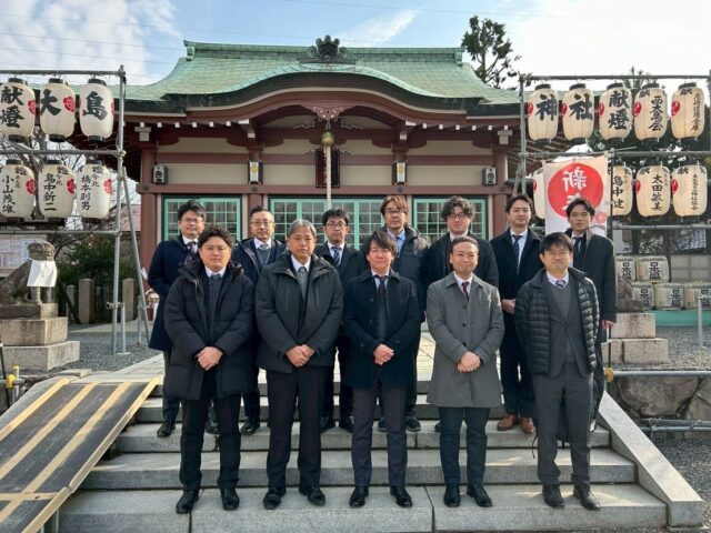 【2026年 新年のご挨拶】

こんにちは！AtomsWorld佐野です。

新年あけましておめでとうございます！
旧年中は多大なるご支援を賜り、厚く御礼申し上げます。 
AtomsWorldグループは、本日より2026年の業務を開始いたしました。
本年もチーム一丸となって全力で挑戦し続けてまいります。
 
皆様にとって素晴らしい一年となりますよう、心よりお祈り申し上げます。 
本年もどうぞよろしくお願いいたします！
 
企業情報はプロフィールURLより 👉 atomsworld.co.jp
 弊社ZEB社屋の見学をご希望の方は是非コメント欄へご連絡ください！
 
#atomsworld #山口電気工事 #spacegrab #大昭産業 #BridgeBond